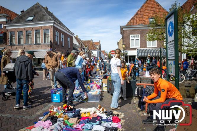 Volle terrassen, bruisende kleedjesmarkt en sportieve Wallenloop: Elburg leeft tijdens koningsdag! - &copy; NWVFoto.nl